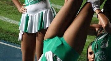 Gdzie cheerleaderka trzyma telefon?