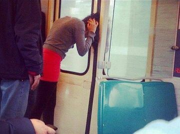 Przytrzaśnięte włosy w drzwiach tramwajowych