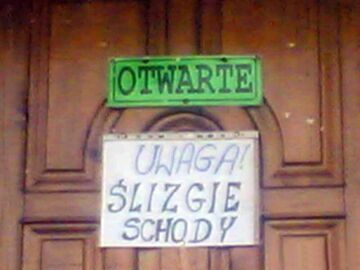 OTWARTE - "UWAGA! ŚLIZGIE SCHODY"