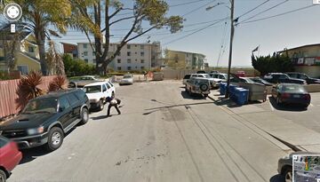 Pokazuje goły tyłek - Google StreetView