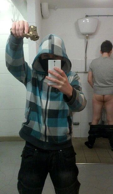 Sweet focia z bronią i mistrz drugiego planu przy pisuarze