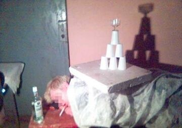 Piramida z kubków i kieliszka