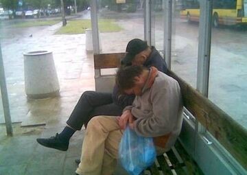 przyjaciele na przystanku