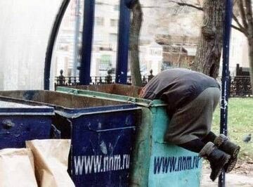 głową w śmietniku