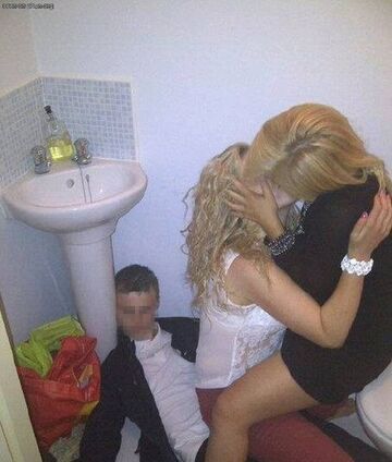 Dziewczyny liżą się w łazience