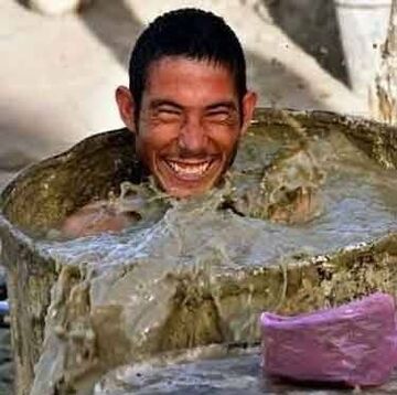 błotna kąpiel w beczce