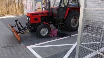 Pijana kobieta przysnęła pod kołami traktora.