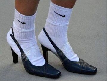 Skarpetki nike i buty na obcasie przyklejone taśmą