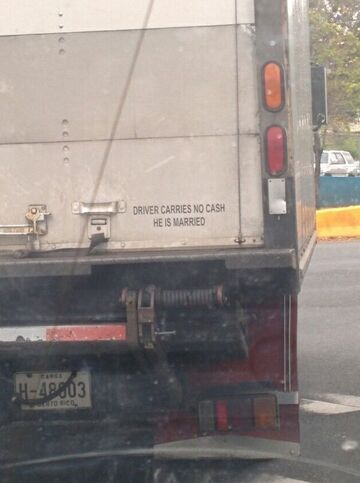 Kierowca samochodu nie posiada gotówki. Jest żonaty.