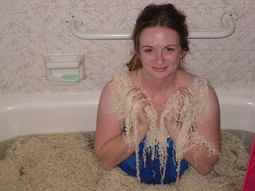 Kąpiel w makaronie zupek chińskich