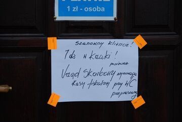 Urząd Skarbowy i kasa fiskalna w toaleta