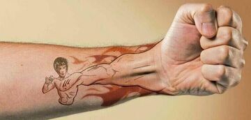 Tatuaż z Bruce Lee na ręce