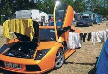 Pranie rozwieszone na Lamborghini
