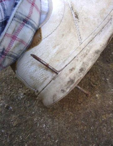 Farciarz z gwoździem w bucie