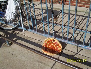 Pizza zamknięta w stojaku na rowery