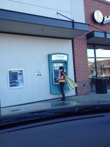 Super bohater przy bankomacie