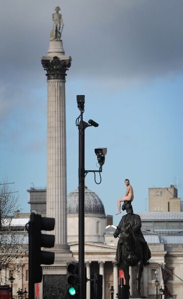 Nagi mężczyzna na pomniku w Londynie