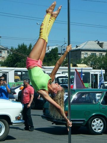 Taniec na rurze na parkingu