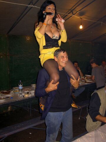 A moja stara dostaje napiwki na karaoke