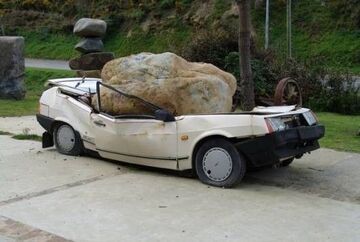 Kamień zgniótł samochód