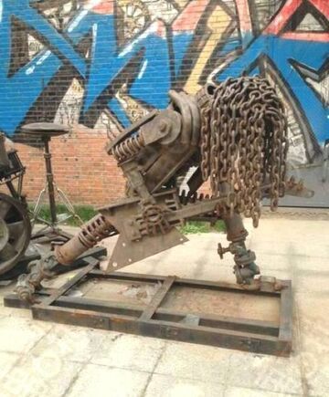 Metalowa pomnik!