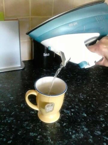 Wody na herbatę gotowana w żelazku