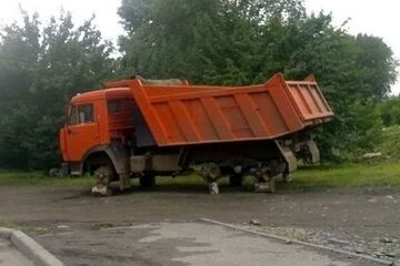 Kamaz na cegłach