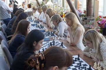 Brunetki vs. Blondynki. Szachy!