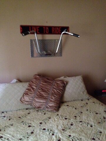 Tymczasem w sypialni. LIVE TO RIDE