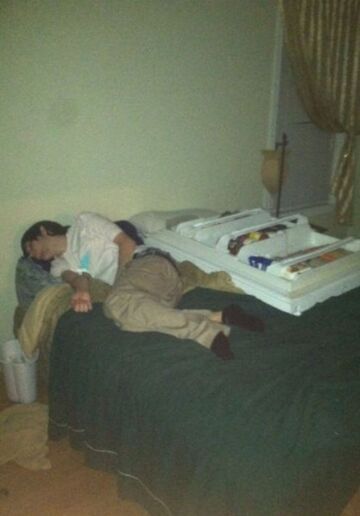 Przespał się z drzwiami od lodówki