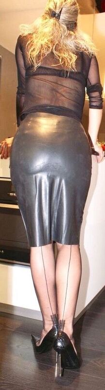 Co powiecie na tak obcisłą spódnicę?