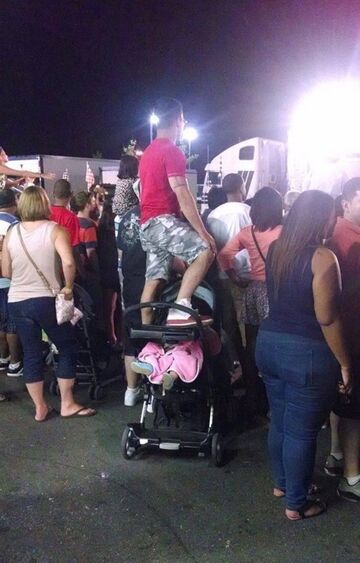 Tatuś z dzieckiem na koncercie