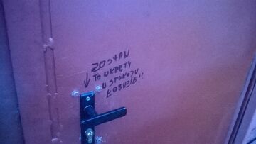 Co mozna zobaczyc na drzwiach od śmietnika gdy idziesz wyrzucić śmieci