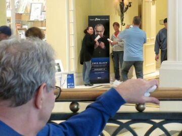 Lewis Black patrzy jak ludzie robią sobie zdjęcia z jego plakatem