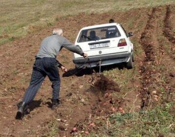 Wykopki, pług za samochodem