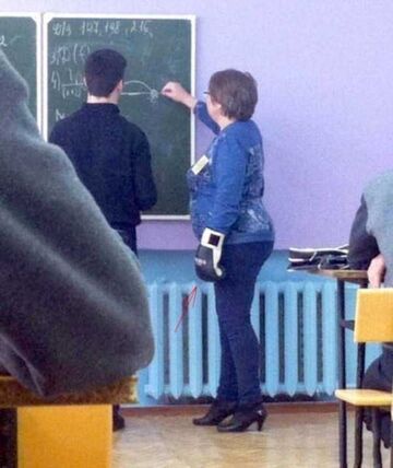 Nauczycielka wbija wiedze do głowy