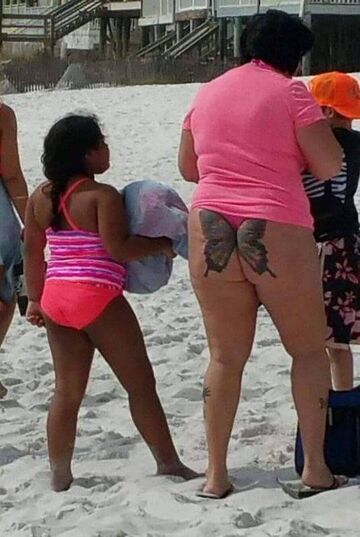 Tatuaż motylka na tyłku