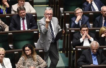 Poseł PiS pokazał środkowy palec w Sejmie