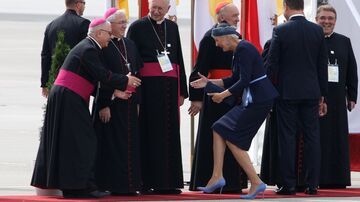 "Strzałeczka chłopaki" - Agata Duda wita się z biskupami ŚDM 2016