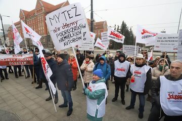 Protest w Olsztynie przeciwko Niemieckim podręcznikom