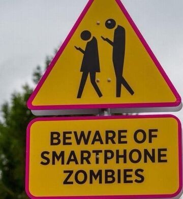 W Sarajewie zainstalowano znaki drogowe dla „chodzących zombie”