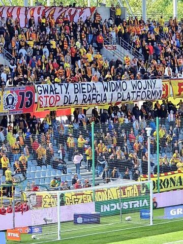 Transparent kibiców Korony Kielce "Stop dla Rafcia i Platformy"