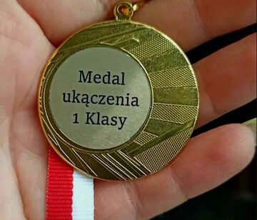 Katowicka szkoła zaliczyła wpadkę: uczniowie dostali medale za... "ukączenie" pierwszej klasy
