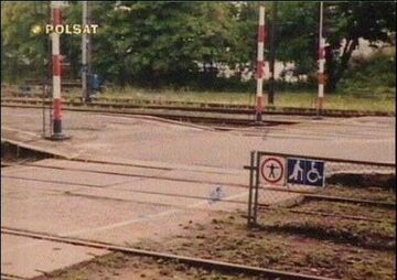 Zakaz stawania na torach.