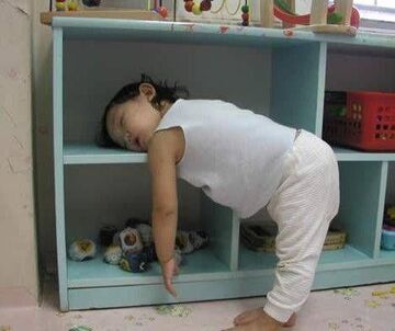 zasnęła głową na półce