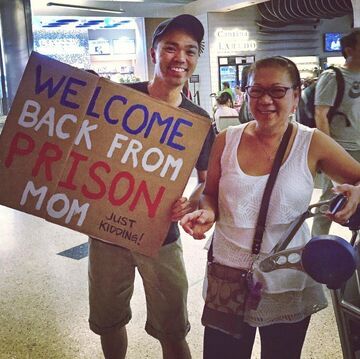 Żart: Syn wita matkę na lotnisku