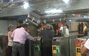 Przewóz trumny metrem. Meksyk