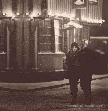 Dramione (miniaturka) Album ze zdjęciami cz 6 - Wielka Sala ma ubaw, a Ron żałuje