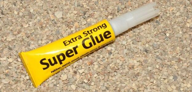 Zazdrosny mąż zakleił żonie waginę super glue