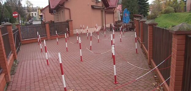 100 metrów do koncesji. Zbudowały labirynt, by było dalej z gospody do...